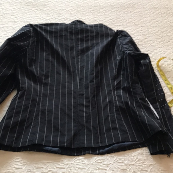 Black and white pin striped wind breaker - Picture 13 of 13